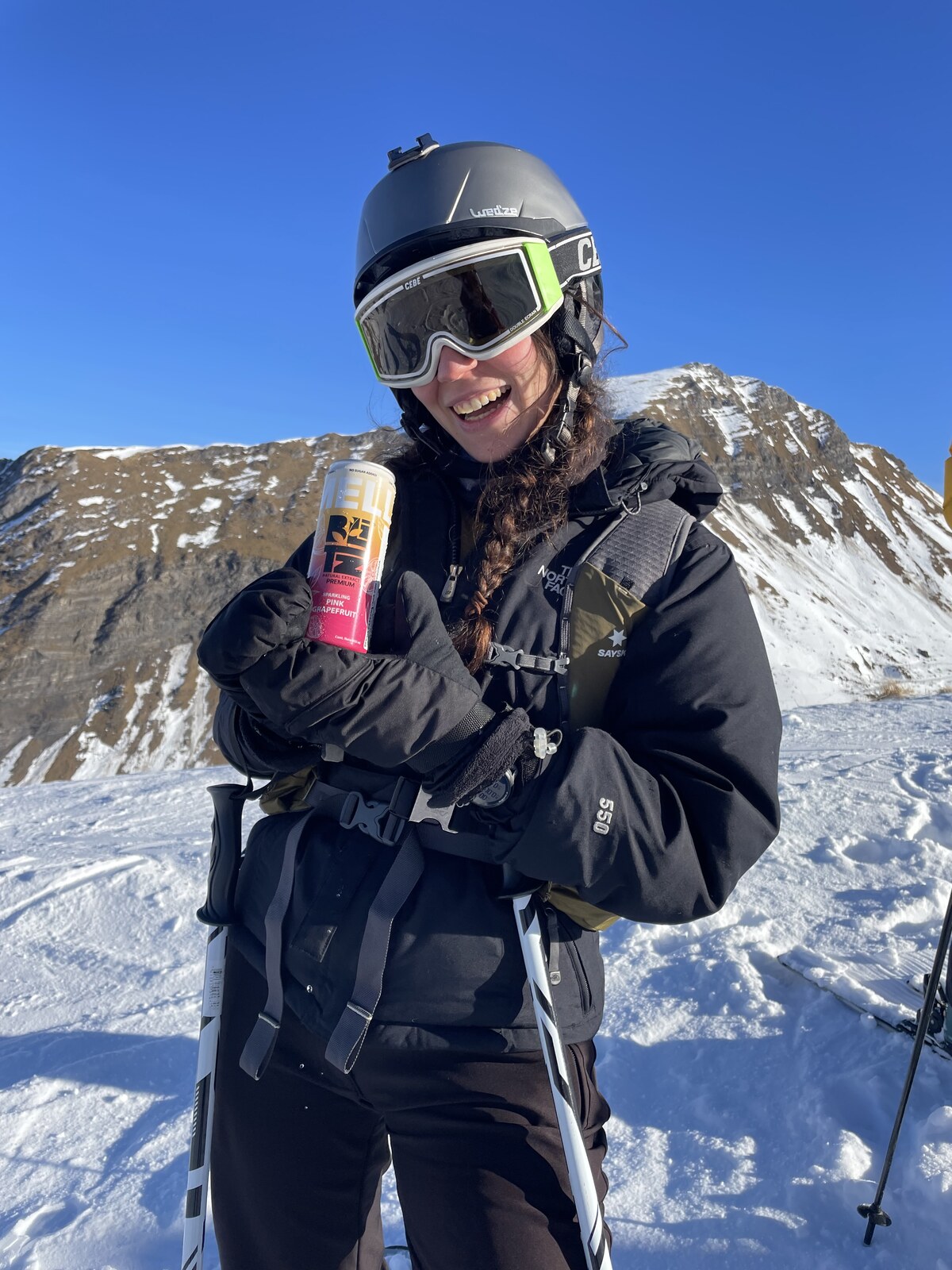 Esquiando con una lata BLITZ en los Alpes