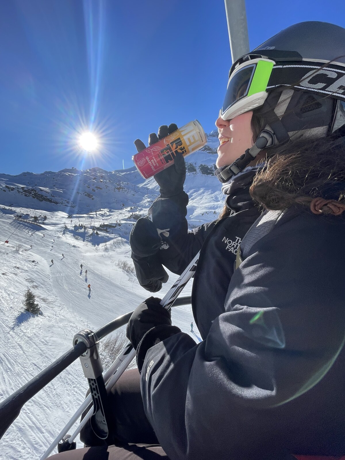 Lata BLITZ en la nieve con vista a las montañas